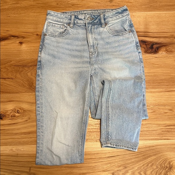 American Eagle Outfitters Light Denim Mom Jeans - Picture 2 of 4
